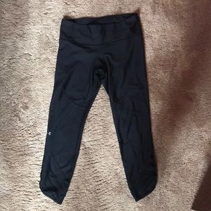 {EUC} Cropped Workout Leggings with Diamond Cutout